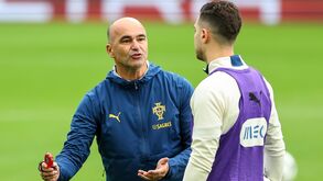 Roberto Martínez com Dalot no treino deste sábado