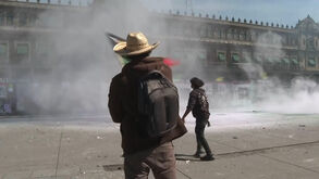 Polícia dispara gás lacrimogéneo a jovens que marchavam contra a presidente Sheinbaum na Cidade do México 