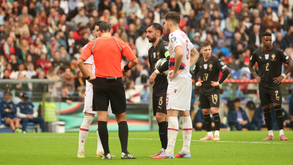 Bruno Fernandes e dois jogadores arménios à conversa com o árbitro Irfan Peljto durante o Portugal-Arménia