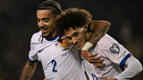 Jogadores celebram jogo Azerbaijão-França no apuramento para o Mundial 2026