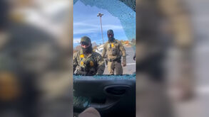 Polícia parte vidros de carro durante operação anti-imigração na Carolina do Norte 