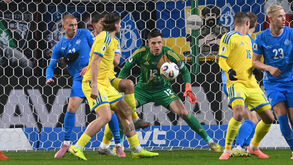 Guarda-redes ucraniano defende a baliza contra a Islândia, num jogo de qualificação para o Mundial'2026