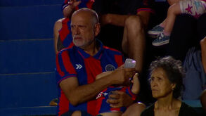 Primeiro o San Lorenzo... depois o biberão: a insólita imagem de jogo na Argentina