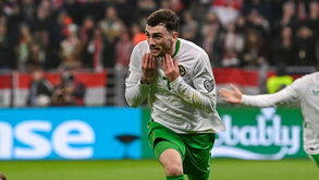 Quem é Troy Parrott, o herói irlandês que colocou a seleção no playoff do Mundial'2026