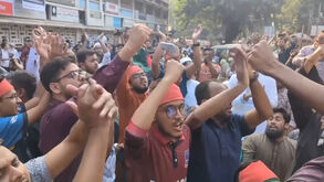 Manifestantes celebram condenação à pena de morte da ex-primeira-ministra do Bangladesh Sheikh Hasina 