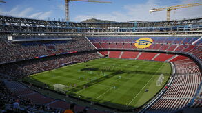 Estádio do FC Barcelona em dia de jogo, com adeptos nas bancadas e obras em curso