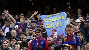 Fãs do Barcelona mostram apoio a Gavi com uma faixa no estádio