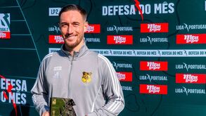Dylan Collard com o troféu de melhor defesa de setembro/outubro da 2.ª Liga