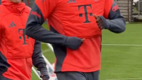 Alphonso Davies volta a pisar o relvado ao fim de oito meses e Bayern partilhou o momento