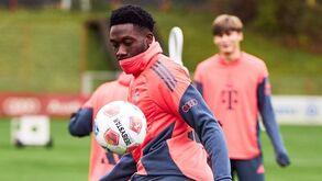 Jogador do Bayern Munique treina com bola no relvado