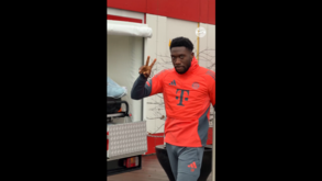 Alphonso Davies volta a pisar o relvado ao fim de oito meses e Bayern partilhou o momento