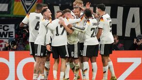 Futebolistas da seleção alemã celebram um golo no jogo contra a Eslováquia