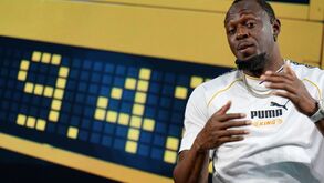 Ao lado do povo: Bolt ajuda vítimas do furacão na Jamaica