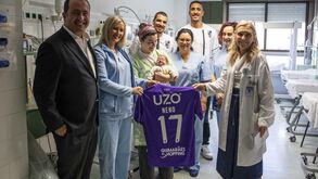 Comitiva do V. Guimarães de visita ao serviço de Neonatologia do Hospital da Senhora da Oliveira