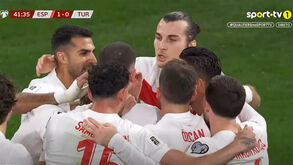 Deniz Gül marca pela Turquia no jogo contra a Espanha em Sevilha