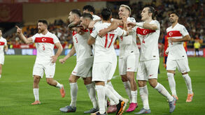 Seleção da Turquia celebra durante jogo de qualificação para o Mundial'2026