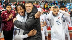 Manzambi (à esquerda), Xhaka (no centro), e Rodriguez (à direita) celebram junto dos adeptos