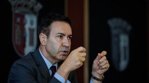 «Os árbitros andam confusos»: António Salvador critica ausência de critérios