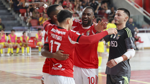 Líder Benfica derrota segundo classificado Leões de Porto Salvo