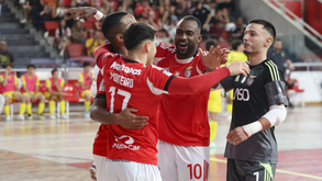 Líder Benfica derrota segundo classificado Leões de Porto Salvo