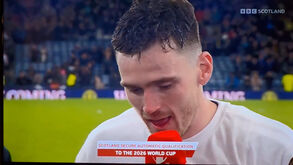 A emoção de Robertson após qualificação da Escócia: «Não consegui tirar o Diogo Jota da minha cabeça»