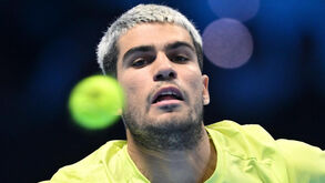 Carlos Alcaraz desiste da fase final da Taça Davis com lesão na coxa direita