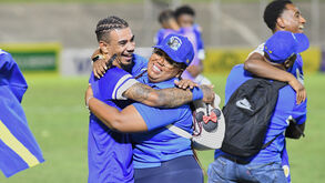 Jogadores e equipa técnica de Curaçau fazem a festa no relvado