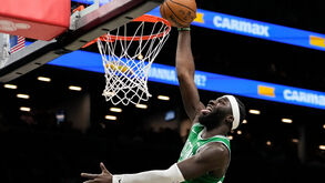 Neemias Queta em ação frente aos Brooklyn Nets