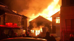 Incêndio de grandes dimensões destrói 170 casas no Japão