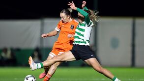 Carolina Santiago a disputar a bola durante o Sporting-Glasgow City