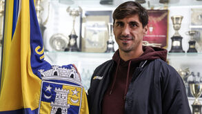 David Maside procura travar Farioli no jogo Sintrense-FC Porto