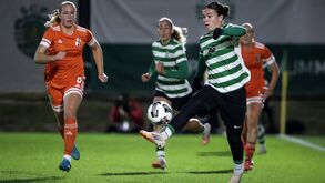 Telma Encarnação a disputar a bola durante o Sporting-Glasgow City