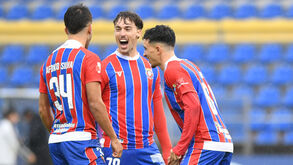Vasco Moreira, médio do Felgueiras, celebra com os companheiros de equipa