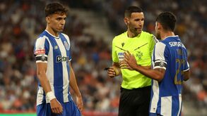 Gabri Veiga e Alan Varela falam com o árbitro António Nobre