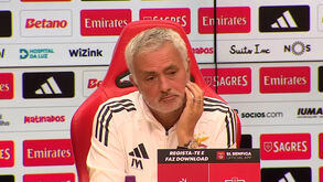 Mourinho: «É melhor acabarmos com o VAR. Se não pode interferir quando há um erro daquela dimensão...»