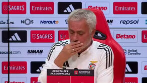 Mourinho engasga-se na conferência e arranca gargalhadas: «A aletria estava fantástica...»