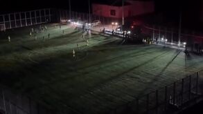 Não há apagão que tire a vontade: crianças ucranianas jogam futebol às escuras com a ajuda... dos carros dos pais