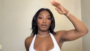 Simone Biles assustou-se após cirurgia para aumentar o peito: «Chegavam-me ao pescoço... pareciam extraterrestres»