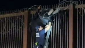 Mulher fica presa no arame farpado ao tentar saltar muro na fronteira do México com os Estados Unidos