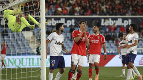 Os jogadores de Atlético e Benfica em ação