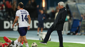 José Mourinho reage no banco de suplentes do Benfica durante o jogo com o Atlético
