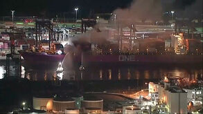 Mais de 100 bombeiros combatem incêndio em navio de contentores no porto de Los Angeles 