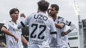 V. Guimarães goleia e segue na Taça