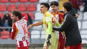 João Gonçalves, guarda-redes avense, felicitado pelos companheiros 