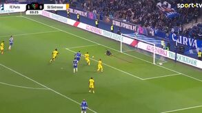 Deniz Gül aproveita uma defesa incompleta do guardião do Sintrense e amplia desta forma a vantagem do FC Porto