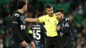 Omrani, do Marinhense, deslocou o ombro duas vezes no jogo com o Sporting