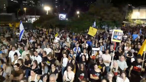 Familiares e apoiantes reúnem-se em Tel Aviv para exigir devolução dos corpos restantes em Gaza