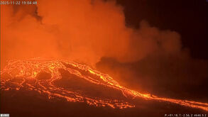Fluxos de lava do vulcão Kilauea iluminam o céu noturno no Havai
