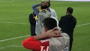 Todos de mãos na cabeça: a reação do banco do Al Nassr ao momento de magia de Cristiano Ronaldo