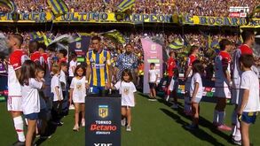Protesto na Argentina: Di María e companhia entram em campo... e os jogadores do Estudiantes viram as costas